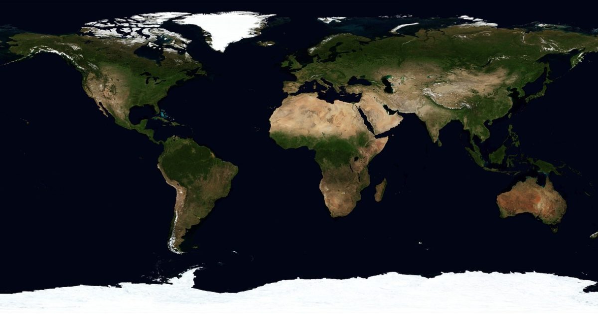 深紫色夜空下俯瞰地球的高清卫星影像，大陆轮廓与城市灯带清晰可辨，云层在山脉上方缓慢移动